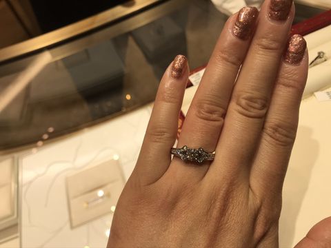 【カルティエ(Cartier)の口コミ】 カルティエのバレリーナというデザインだそうです。

彼女はホームページ…