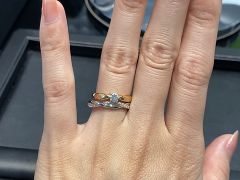 【ラザール ダイヤモンド(LAZARE DIAMOND)の口コミ】 ねじれているデザインであまり見たこたがなかったので珍しいなと思いまし…