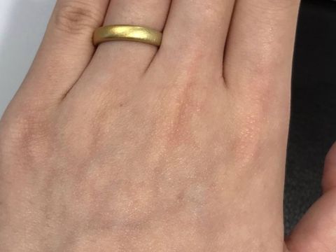【NIESSING(ニーシング)の口コミ】 シンプルな結婚指輪ですが、ニーシングではゴールドのカラーがたくさんあ…