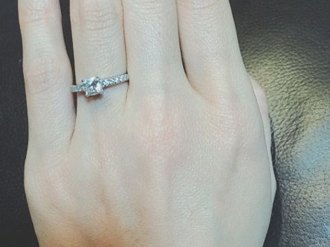 【ティファニー(Tiffany & Co.)の口コミ】 結婚指輪はシンプルなタイプを探していたので、婚約指輪はキラキラのと思…