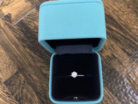 【ティファニー(Tiffany & Co.)の口コミ】 婚約指輪は絶対にティファニーと決めていました。憧れの指輪とティファニ…