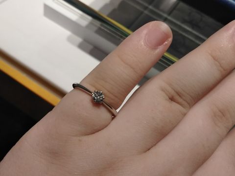 【銀座ダイヤモンドシライシの口コミ】 こちらの指輪は、シンプルながら素晴らしいデザインです。ワンラインで構…