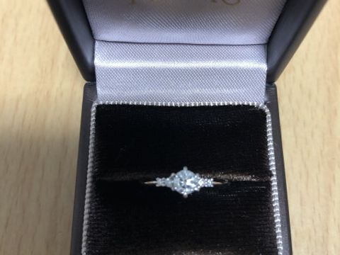 【アイプリモ(I-PRIMO)の口コミ】 中央の石の左右にメレダイヤが2つずつ付いていて、光が当たったときの石の…