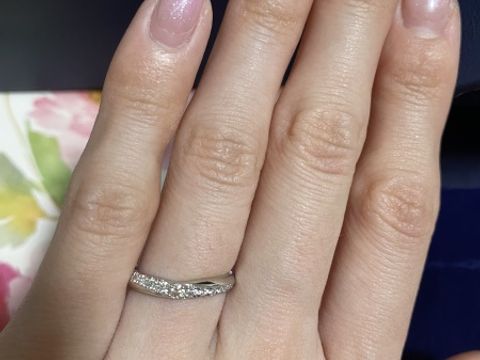 【銀座ダイヤモンドシライシの口コミ】 Ｖになるものを元々探していましたが、スタッフの方のつけている指輪がと…