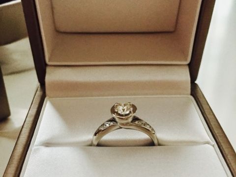 【ブルガリ(BVLGARI)の口コミ】 個性的なデザインではなくシンプルなものをと考えていた中で、一粒ダイヤ…