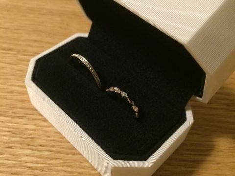 【AHKAH(アーカー)の口コミ】 セミオーダーのため好きな文字や好きな位置にダイヤを入れる事ができ、オ…