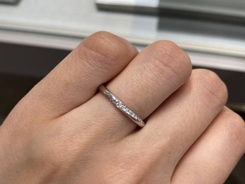 【銀座ダイヤモンドシライシの口コミ】 かなりの細めのデザインで普段指輪をあまり付けない私でも、違和感無く付…