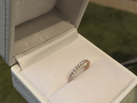 【STAR JEWELRY(スタージュエリー)の口コミ】 普段使いが出来るようなデザインを希望していました。
結婚指輪との重ね付…