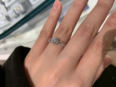 【ヴァンドーム青山(VENDOME AOYAMA)の口コミ】 0.3ctと平均的な大きさでしたが、センターストーンの周りが小さなダイヤで…