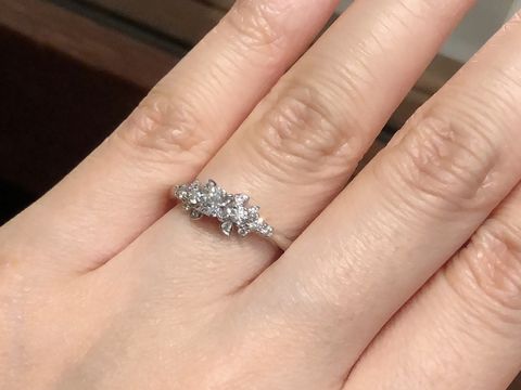 【銀座ダイヤモンドシライシの口コミ】 特徴的なデザインで、サイドのダイヤがセンターダイヤを更に引き立てて、
…