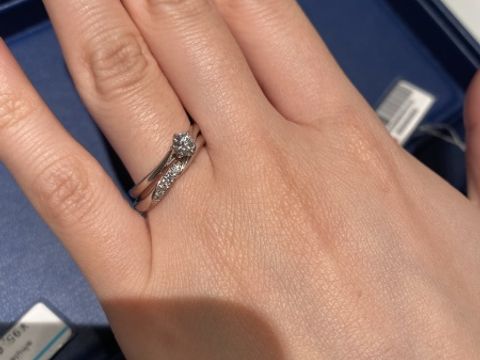 【銀座ダイヤモンドシライシの口コミ】 地金のウェーブに合わせて横に長く細かいダイヤモンドが散りばめられてい…