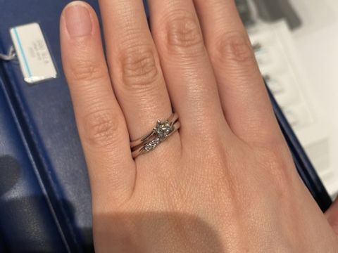 【銀座ダイヤモンドシライシの口コミ】 ウェーブのデザインで探しており、ウェーブの２つのラインにダイアモンド…