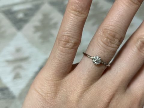 【Foulason(フレゾン)の口コミ】 ギラギラしたThe婚約指輪というものが苦手で華奢なものを探していました。…