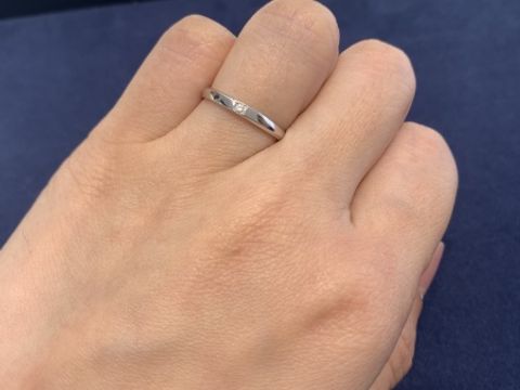 【4℃ BRIDAL(ヨンドシーブライダル)の口コミ】 若干スクエアにも見えるデザインがとてもオシャレで、シンプルなのに少し…