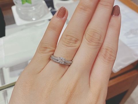【銀座ダイヤモンドシライシの口コミ】 【指輪のデザイン】
中央のダイヤとリング部分のダイヤがあり、どこから見…