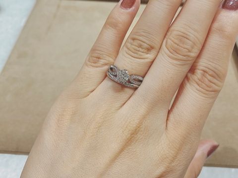 【ブシュロン(BOUCHERON)の口コミ】 【指輪のデザイン】
ブシュロンの顔でもあるポンドゥパリ。どのメーカーに…