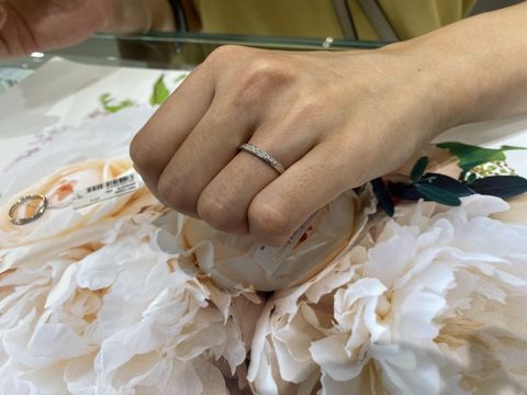 【ヴァンドーム青山(VENDOME AOYAMA)の口コミ】 ダイヤモンドの粒が大きめでお店で見ると結構輝いていました。同じような…