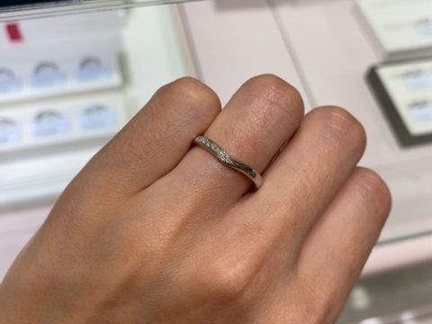 【TRECENTI(トレセンテ)の口コミ】 外側半分はダイヤモンド、内側半分はプラチナなので1列ダイヤモンドよりも…