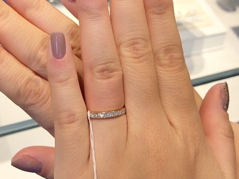 【銀座ダイヤモンドシライシの口コミ】 ハーフエタニティで結婚指輪を探していました。
私は他にも6店舗ほど周り…