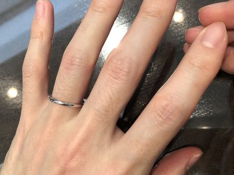 【俄(にわか)の口コミ】 ことのはの結婚指輪はストレートなものに少し斜めにデザインが入ったもの…