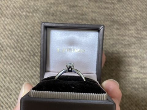 【アイプリモ(I-PRIMO)の口コミ】 シンプルで王道デザイン。高さがあって、婚約指輪だけでつけるにはちょっ…