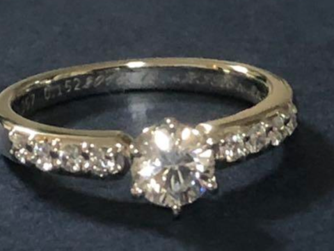 【銀座ダイヤモンドシライシの口コミ】 リングの形状や、デザインが、とっても豪華で、華やかで、キラキラしてい…