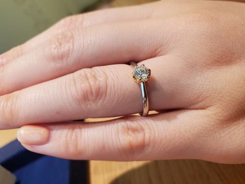 【TOMOE(トモエ)の口コミ】 ダイヤを際立たせるデザインがとても気に入った。他のブランドには無いよ…