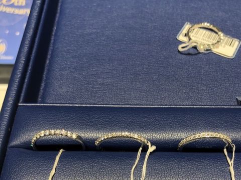 【銀座ダイヤモンドシライシの口コミ】 写真はハーフエタニティーのみです。
左と真ん中のむき出し式の方が色んな…