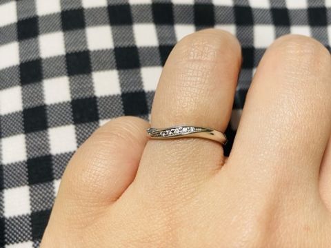 【銀座ダイヤモンドシライシの口コミ】 デザインが落ち着いた感じで、年齢相応だと感じたので、試着時に一目惚れ…