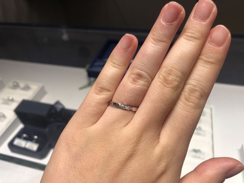 【銀座ダイヤモンドシライシの口コミ】 元々婚約指輪はストレートだったのですが、結婚指輪はウェーブが気になっ…