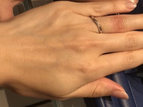 【銀座ダイヤモンドシライシの口コミ】 なめらかな曲線タイプで指が綺麗にみえます。ダイヤモンドの数も多く、キ…
