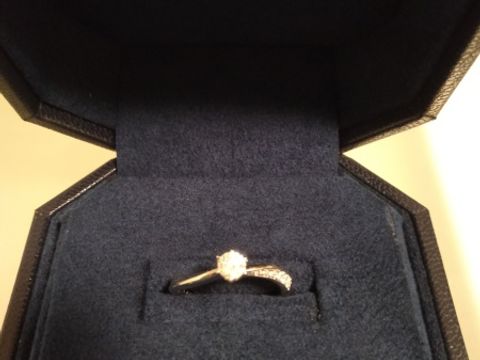 【ROYAL ASSCHER(ロイヤル・アッシャー)の口コミ】 ブランドのホームページに掲載されているこの指輪のデザインに第一印象で…