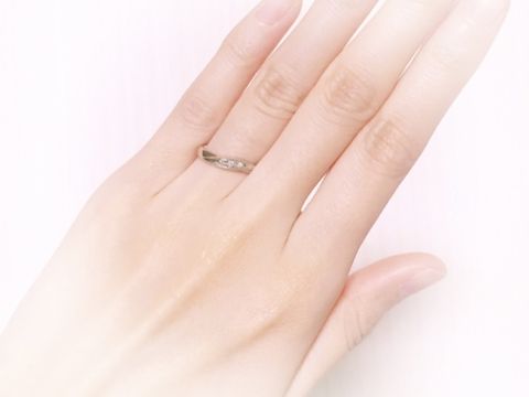 【ジュエリーツツミ(JEWELRY TSUTSUMI)の口コミ】 シルバーでカーブしているデザインの
指輪を探していました。
カーブして…