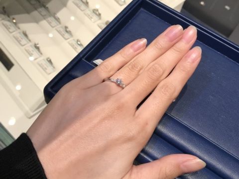 【銀座ダイヤモンドシライシの口コミ】 指が長く見えるようにややV字になっていますがぱっと見はストレートで飽き…