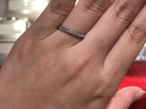 【AFFLUX(アフラックス)の口コミ】 ハーフエタニティの指輪で、細すぎず太すぎずといったちょうどいいサイズ…