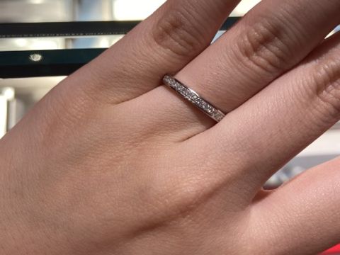 【AFFLUX(アフラックス)の口コミ】 ハーフエタニティの指輪です。上下に少し幅がありダイヤが取れにくくなっ…