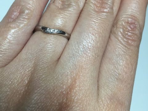 【アイプリモ(I-PRIMO)の口コミ】 まず、デザインが上品で小さなダイヤが３つ付いています。キラキラと光る…