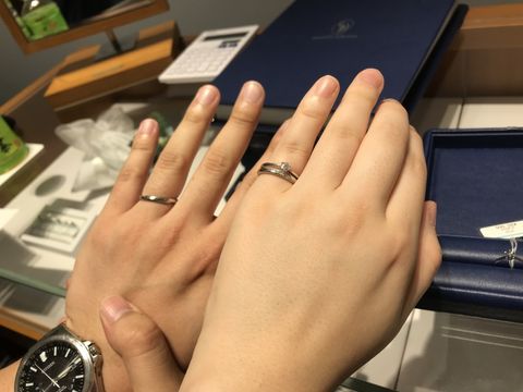 【銀座ダイヤモンドシライシの口コミ】 とにかくつけ心地がいいなと思いました。
見た目も可愛いのですが、手を握…