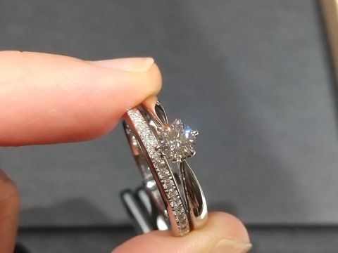 【ラザール ダイヤモンド(LAZARE DIAMOND)の口コミ】 ダイヤの品質とカット技術を強みとしているらしく、ダイヤの輝きを強調さ…
