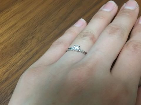 【俄(にわか)の口コミ】 結婚指輪とのセットリングが一つの指輪のように自然で美しい流線形だった…