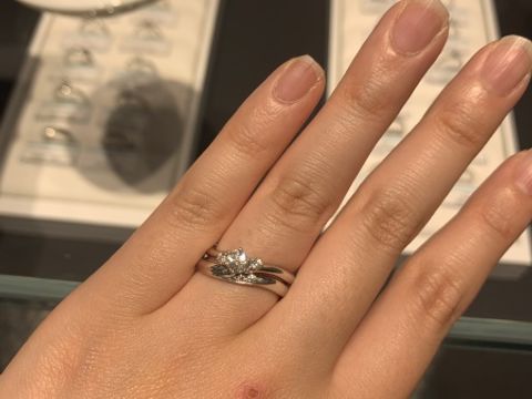 【銀座ダイヤモンドシライシの口コミ】 婚約指輪がShining Flowだったので、結婚指輪も重ね付けが綺麗な同じデザ…