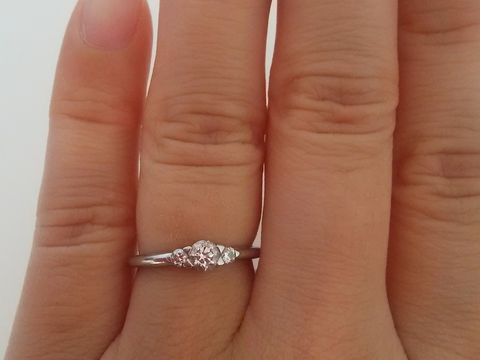 【STAR JEWELRY(スタージュエリー)の口コミ】 ダイヤが3つ付いているデザインです。3つのダイヤは過去、現在、未来を表…