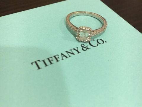 【ティファニー(Tiffany & Co.)の口コミ】 ソレストタイプのデザインが好きだったのと、中石のエメラルドカットの透…