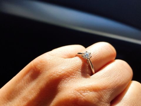 【銀座ダイヤモンドシライシの口コミ】 婚約指輪を彼と一緒に選びにいきいろいろなデザインがある中で私は一つの…