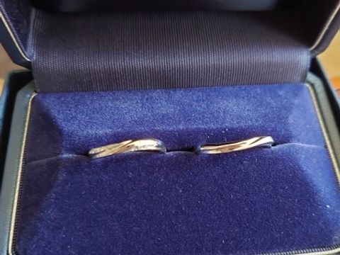 【銀座ダイヤモンドシライシの口コミ】 ダイヤモンドシライシさんでは、指に嵌めても違和感のないように指輪の内…