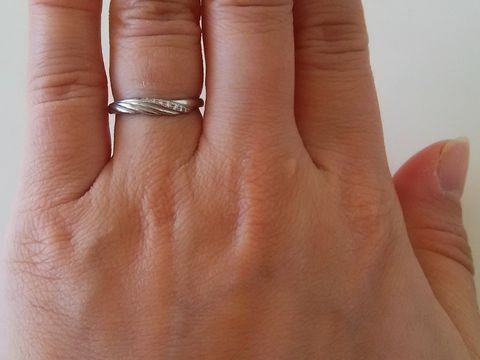 【STAR JEWELRY(スタージュエリー)の口コミ】 指輪の形がV字になっているので、指の太い私でも少し指が長く見えます。
…
