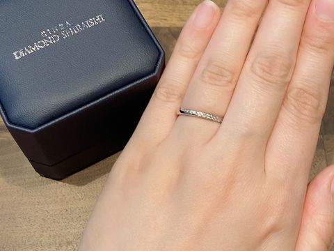 【銀座ダイヤモンドシライシの口コミ】 指が綺麗に見えるリングの細さとダイヤモンドが斜めにグルッと入っている…