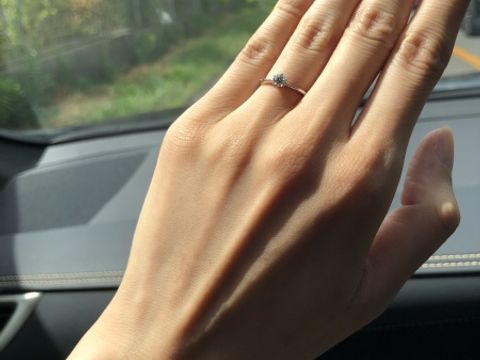 【ROYAL ASSCHER(ロイヤル・アッシャー)の口コミ】 一粒ダイヤモンドの指輪をさがしていました。
ロイヤルアッシャーさんは白…