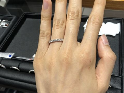 【エクセルコダイヤモンド(EXELCO DIAMOND)の口コミ】 指輪の素材はプラチナです。
しっかりしている感じがしました。
ハーフエ…