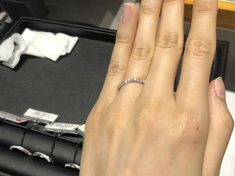 【エクセルコダイヤモンド(EXELCO DIAMOND)の口コミ】 ハーフエタニティの結婚指輪を探していました。
よくみる指輪はダイヤモン…